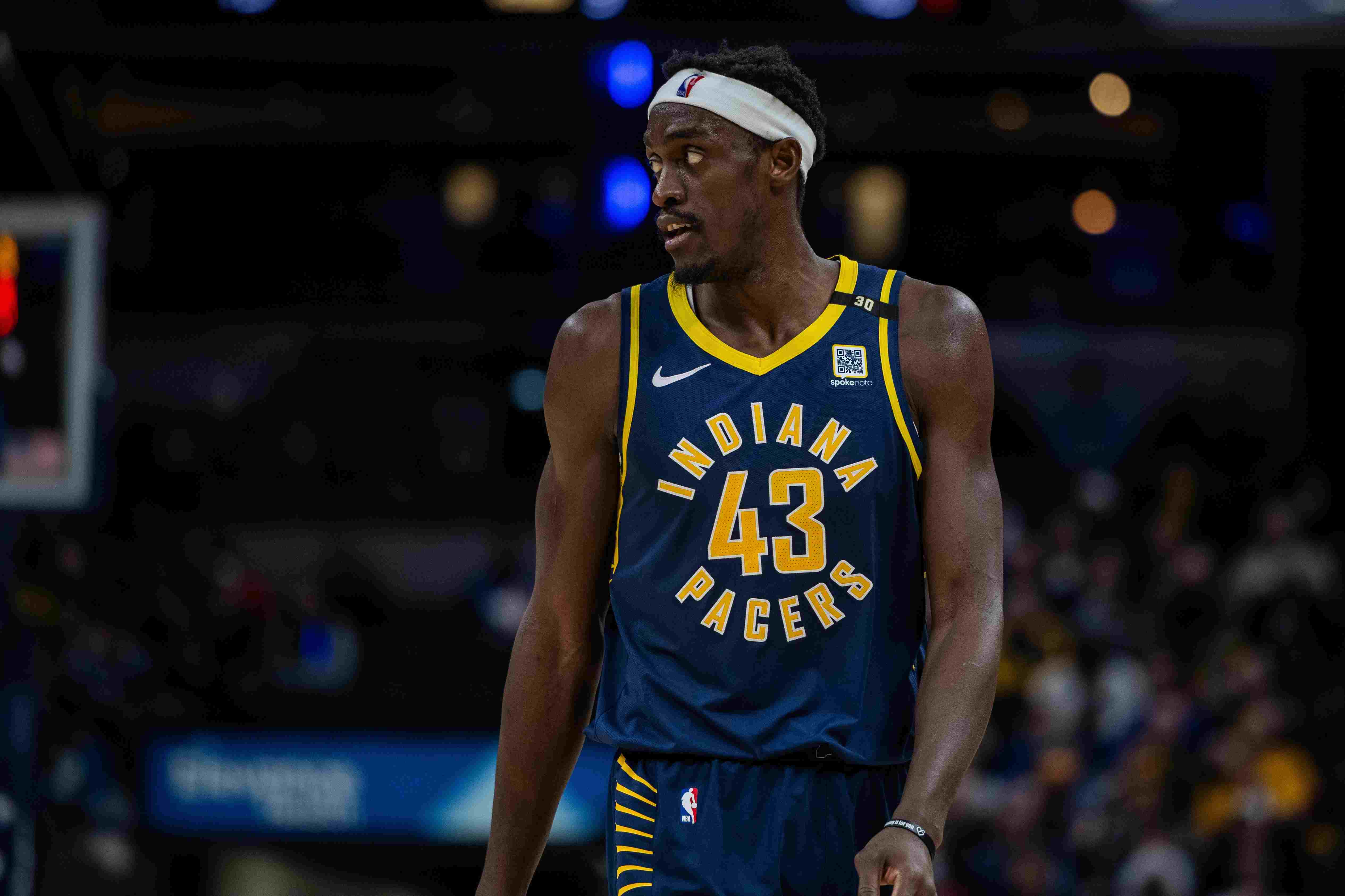 星空-西亚卡姆迎来十五赛季出色发挥,勇士观众热烈欢呼!上演精彩一战-星空